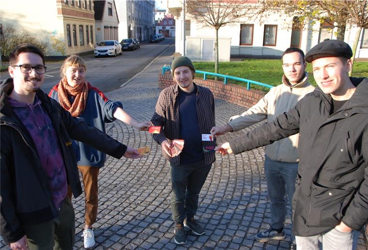 Die Studenten (von links) Samuel Korzan, Tari Wiencke, Joel von Storch, Selma Niedermeier und Janek Holsten präsentieren ihr Kartenspiel „Deep Quest“.