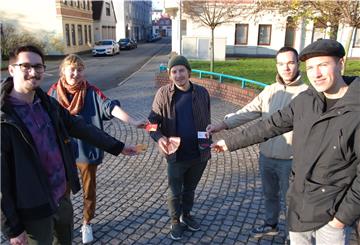 Die Studenten (von links) Samuel Korzan, Tari Wiencke, Joel von Storch, Selma Niedermeier und Janek Holsten präsentieren ihr Kartenspiel „Deep Quest“.