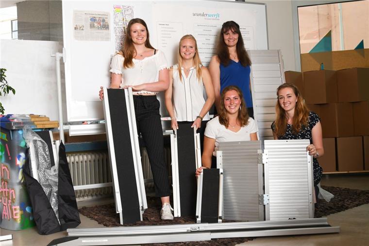 Die Studentinnen (von links) Selina Feindt, Milena Barg, Carina Müller sowie (vorn) Lara Hanke und Jessica Dannemann haben das Projekt „Barrierefreie Hafenstraße“ abgeschlossen. 