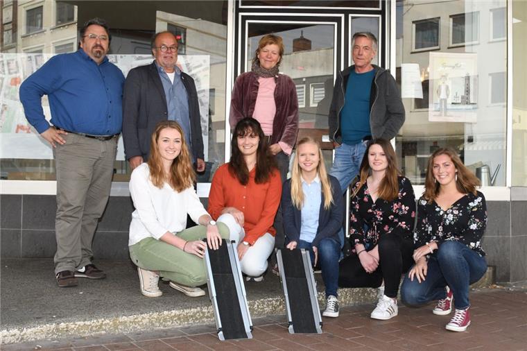 Studentenprojekt in Bremerhaven: Mini-Rampen helfen Rollstuhlfahrern Die Studentinnen (vorn von links) Jessica Dannemann, Carina Müller, Milena Barg, Selina Feindt und Lara Hanke gestalten das Projekt „Barrierefreie Hafenstraße“ mit Unterstützung von (stehend) Sprach- und Kulturmittler Cafer Isin (AFZ), Günther Kerchner (Stiftung „Inklusive Stadt“), Quartiersmeisterin Brigitte Hawelka und Robert Worden (Leerstandsmanagement Wunderwerft).