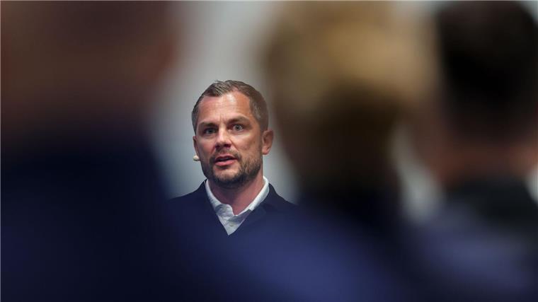 Lange RB-Suche endet: Werner wird neuer Coach in Leipzig Die Suche nach einem neuen Coach war nicht leicht für Schäfer.