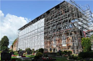 Die Südseite der Kirche ist schon hinter einer Schutzplane verschwunden. 