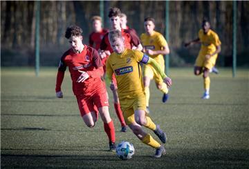 Die Surheider A-Jugendkicker (gelbe Trikots) treten in der kommenden Saison nicht mehr in der Regionalliga Nord an.