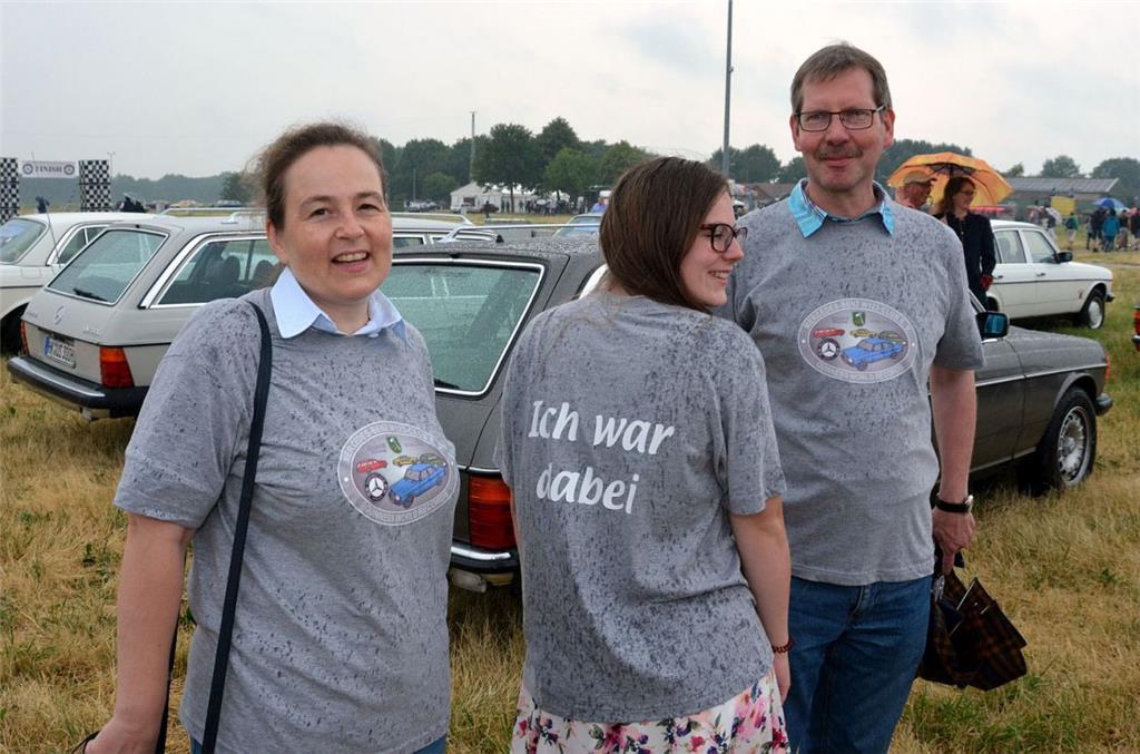 Die T-Shirts mit dem Aufdruck &quot;Ich war dabei&quot; fanden reißenden Absatz ...