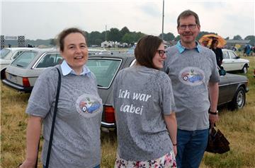 Die T-Shirts mit dem Aufdruck &quot;Ich war dabei&quot; fanden reißenden Absatz ...