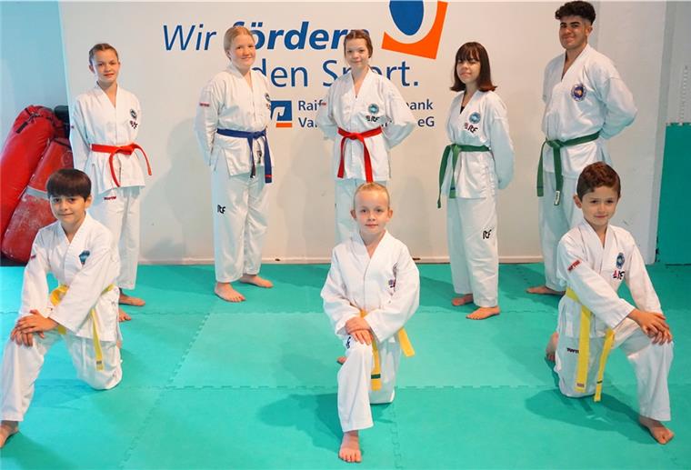 Taekwon-Doka von Dojang Nordenham bei virtuellem Turnier erfolgreich Die Taekwon-Dokas von Dojang Nordenham zeigten gute Formenläufe. Stehend von links: Jana Lisa Knaus, Milena Horst, Emily Smailov, Julianna Smailov und Muhammed Gürbüz. Kniend von links: Jasin Isaev, Melina Knaus und Djabrail Isaev.