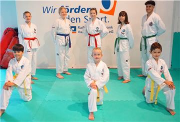 Die Taekwon-Dokas von Dojang Nordenham zeigten gute Formenläufe. Stehend von links: Jana Lisa Knaus, Milena Horst, Emily Smailov, Julianna Smailov und Muhammed Gürbüz. Kniend von links: Jasin Isaev, Melina Knaus und Djabrail Isaev.