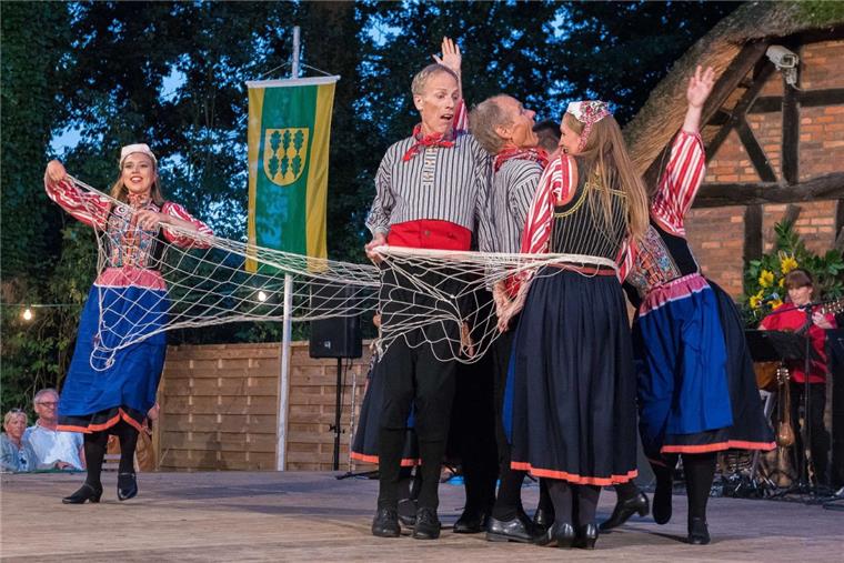 Tolle Shows: Eine falsche Braut tanzt beim Trachtenfest auf dem Scheeßeler Meyerhof Die Tänzer der niederländischen Gruppe Hai La Joc zeigten akrobatische Einlagen, boten Slapstick und strahlten gute Laune aus.