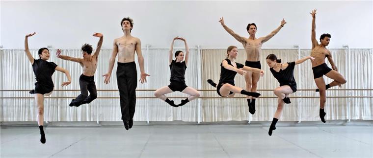 Die Tänzerinnen und Tänzer des Bundesjugendballetts gastieren im Aeronauticum in Nordholz. 