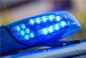  Ein Blaulicht ist auf dem Dach eines Polizeifahrzeugs zu sehen. 