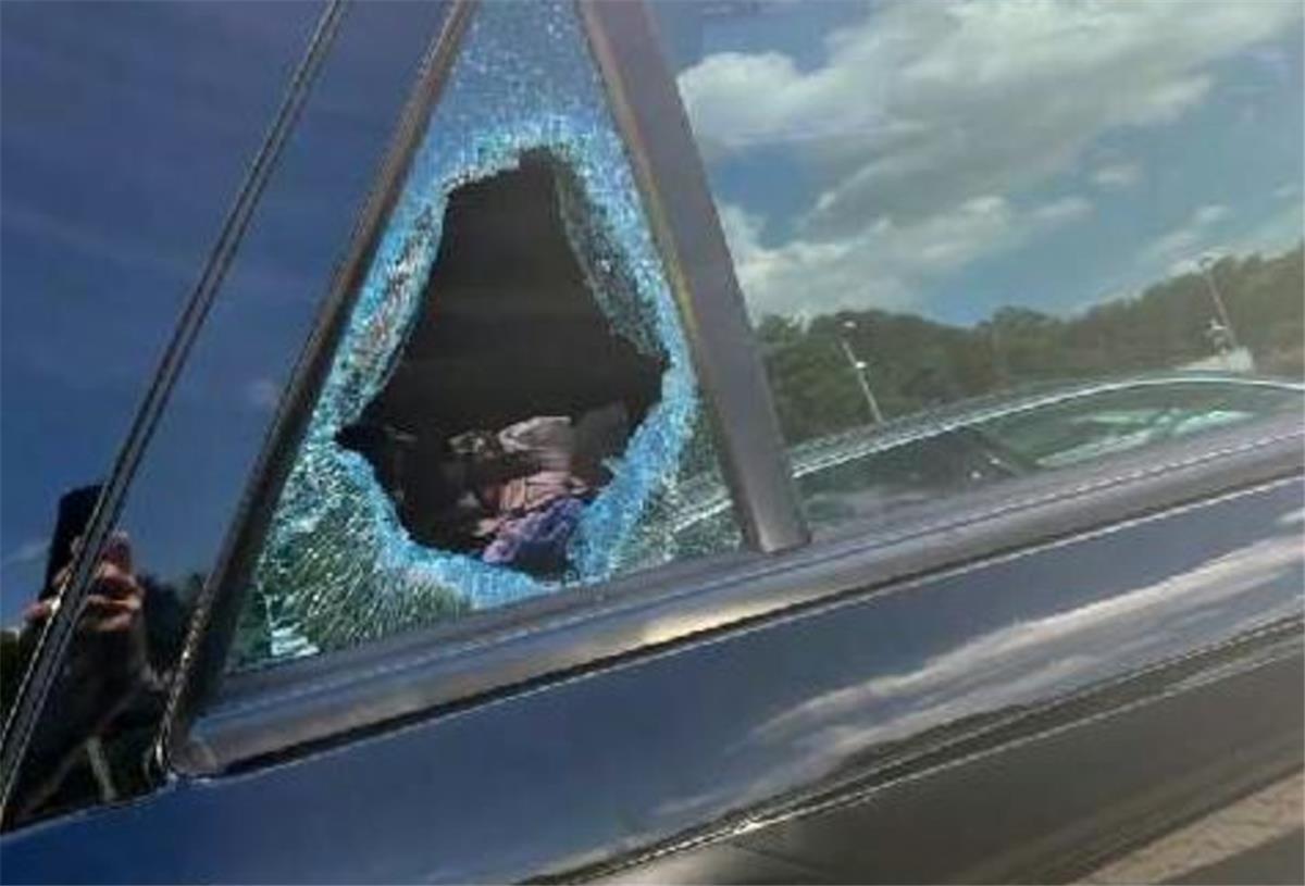 Autoaufbruch am Autohaus in Bockel Die Täter schlugen die hintere Scheibe des SUV ein.