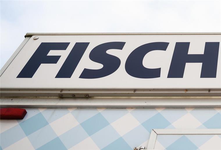 "Fischimbiss" steht über einem geschlossenen Fischverkaufswagen. 
