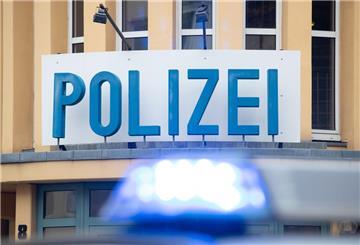 Ein Einsatzwagen der Polizei steht vor einer Dienststelle.