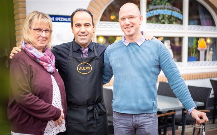 Die Tafel Bremerhaven lädt zum Nikolaus-Essen 2018 ein. Mit dabei sind die ehrenamtlich Engagierten (von links) Heike Schröder, Gastwirt Alexis Vaiou und Oliver Haertel. 