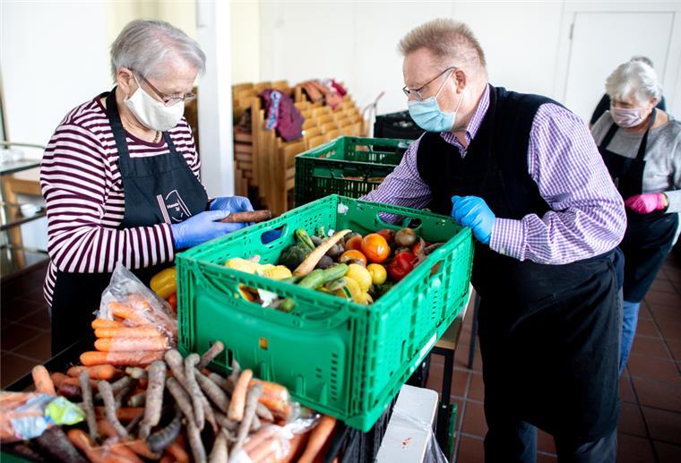 Tafeln in Bremen und Niedersachsen fehlen ehrenamtliche Helfer Helfer bei der Tafel