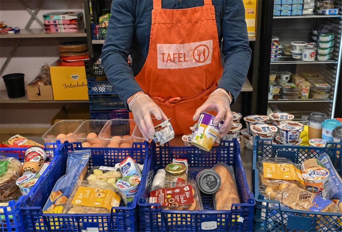 Tafeln verzeichnen Anstieg um 50 Prozent: Zwei Millionen Bedürftige Ein ehrenamtlicher Helfer arbeitet in der Tafel Cottbus.