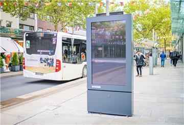 Die Tafeln mit den Bildschirmen sollen sowohl wichtige Informationen für Besucher anzeigen als auch Werbung. Eine von ihnen steht an der Bushaltestelle „Lloydstraße/VHS“.