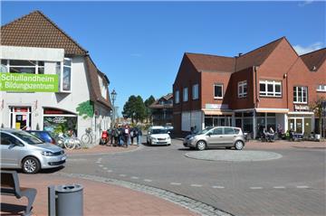 Die Tage des Kreisverkehrs am Eiscafé in der Ortsmitte von Bad Bederkesa sind gezählt. An dieser Stelle gilt künftig Rechts vor Links.