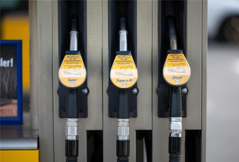 Die Tankstellen bei Supermärkten werden meist gar nicht von den Supermärkten betrieben. Die bei Kaufland in Bremerhaven (Pferdebade) etwa ist eigentlich eine Jet-Tankstelle.