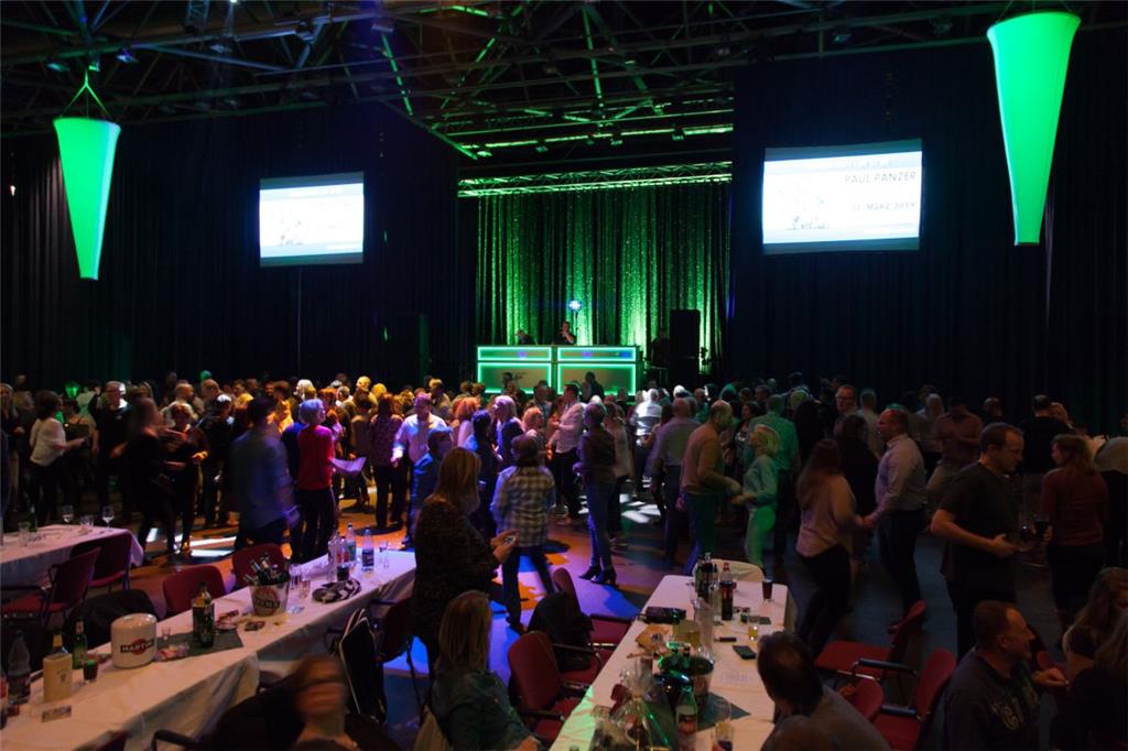 Die Tanzfläche ist sehr gut gefüllt. Grünkohl-Party 2019 in der Stadthalle Breme...