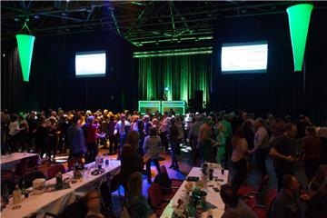 Die Tanzfläche ist sehr gut gefüllt. Grünkohl-Party 2019 in der Stadthalle Breme...