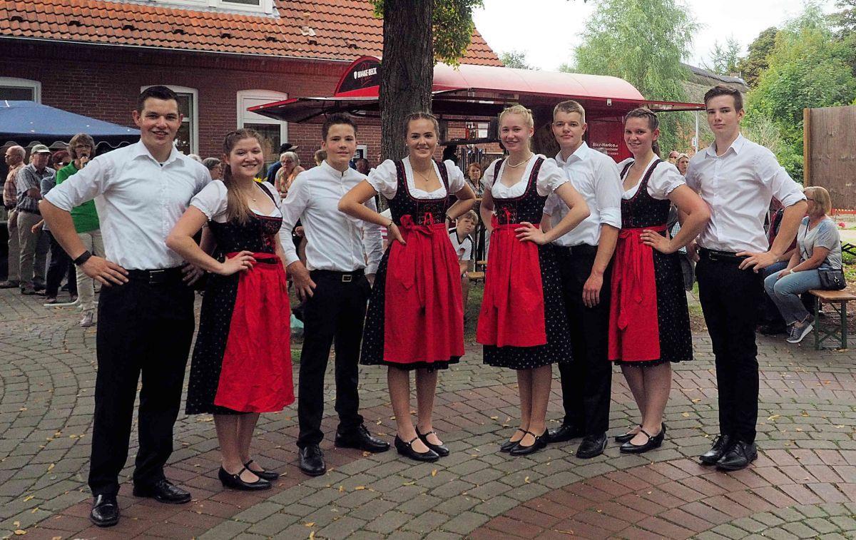 Geestland: Die schönsten Bilder vom Sommerfest in Sievern Die Tanzgruppe der Landjugend nach ihrem temperamentvollen Auftritt beim Sommerfest in Sievern.