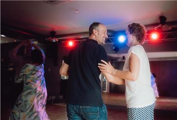 Personen in einer der Tanzräume der Tanzschule Beer