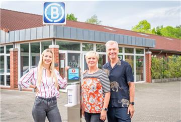 Die Tanzschule Beer in Bremerhaven bereitet sich auf die Öffnung nach den Corona-Ausgangsbeschränkungen vor. Im Bild (von links): Vanessa, Andrea und Horst Beer.