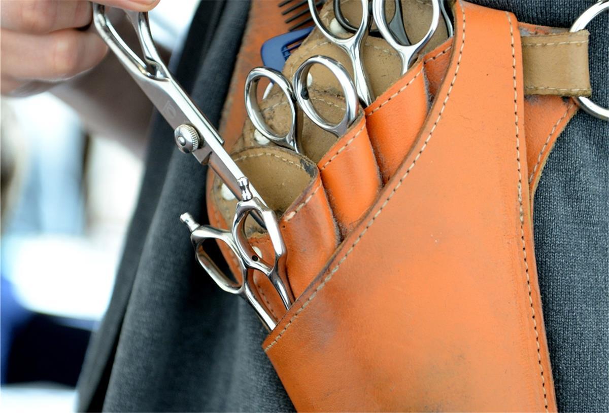 Die Tasche für Friseurutensilien kommt ab heute wieder zum Einsatz. Friseure dürfen ab dem 4. Mai wieder ihre Tür öffnen.