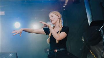 Die taube Musikperformerin Cindy Klink performt Lieder in Gebärdensprache.
