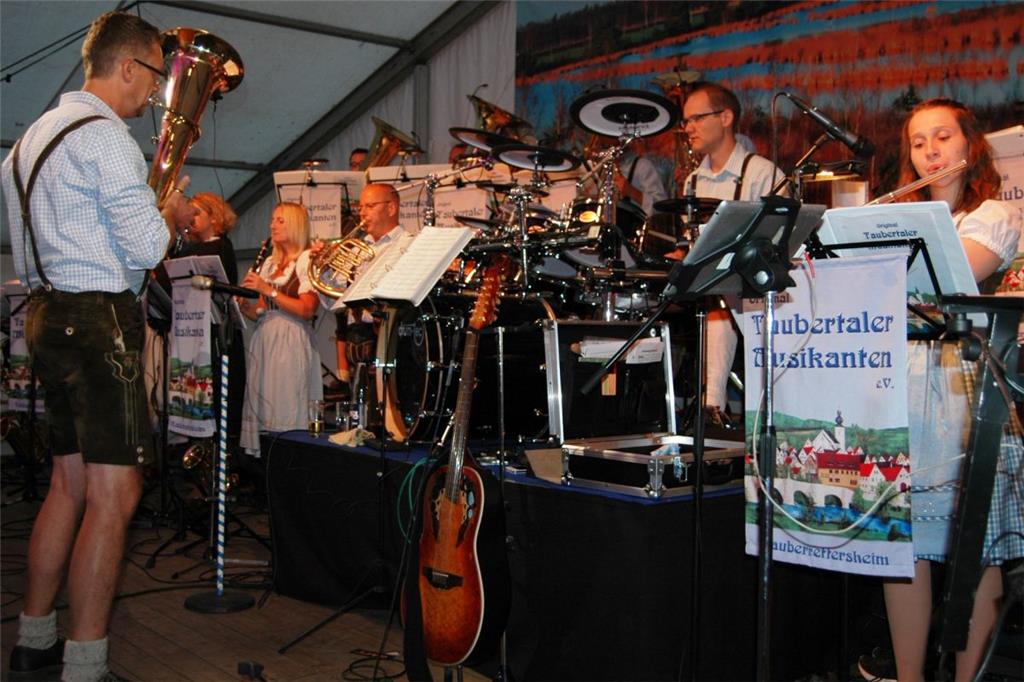 Die Taubertaler Musikanten spielten in Rhadereistedt flotte Musik aus ihrer Heim...