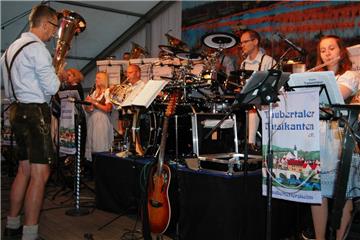 Die Taubertaler Musikanten spielten in Rhadereistedt flotte Musik aus ihrer Heim...