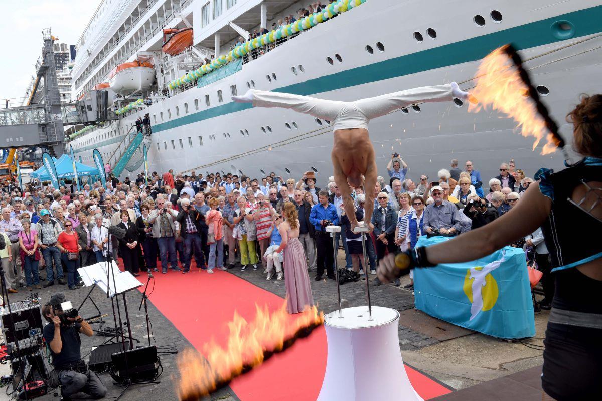 "Verrückt nach Meer": "Amera" bringt Bremerhaven ins Fernsehen Die Taufe der "Amera" ist demnächst im Fernsehen zu sehen. Ab 13. November wird die neue Staffel ausgestrahlt.