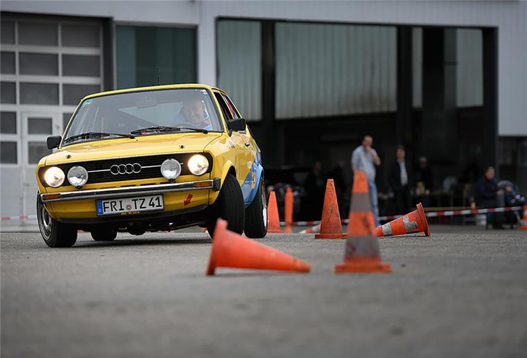 Ein Mann in einem Oldtimer-Audi absolviert eine Parcours-Fahrt.