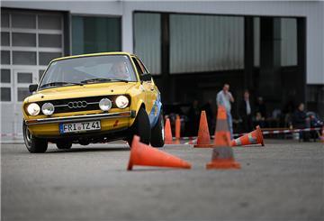 Ein Mann in einem Oldtimer-Audi absolviert eine Parcours-Fahrt.