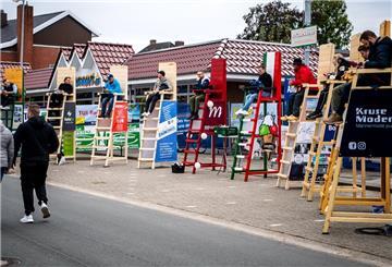 Die Teilnehmer am Pfahlsitzen