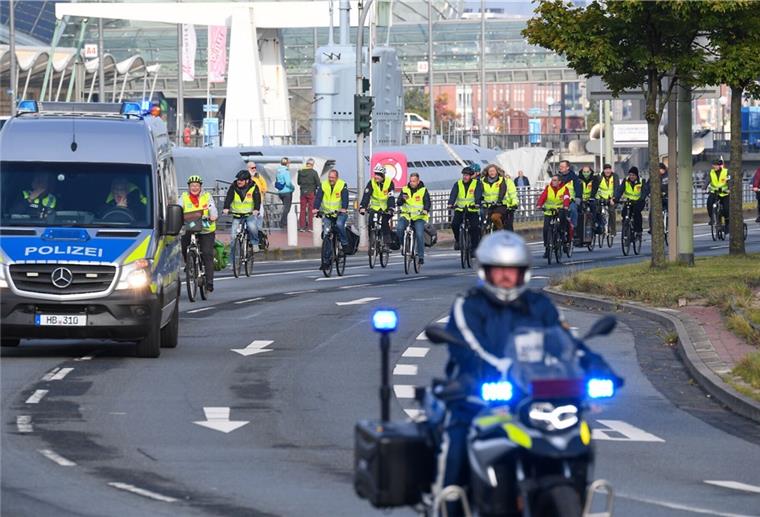 Warnstreik: Fahrrad-Demo verläuft quer durch Bremerhaven Die Teilnehmer an der Fahrrad-Demo passieren die Columbusstraße.