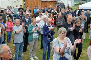 Die Teilnehmer applaudieren den Organisatoren. 
