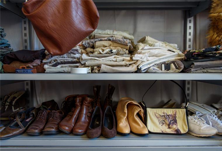 Bremerhaven: Aussortierte Kleidung gegen neue Lieblingsstücke tauschen Kleidung, Schuhe und Taschen liegen in einem Regal