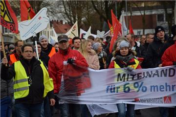 Die Teilnehmer der Demonstration starteten bei Premium Aerotec in Einswarden und marschierten von dort aus in Richtung Innenstadt.