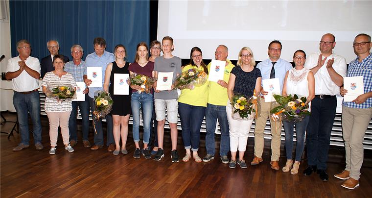 Landkreis Rotenburg: Gewinner des Dorfwettbewerbs stehen fest Die Teilnehmer des 45. Kreiswettbewerbs „Unser Dorf hat Zukunft“ wurden von Landrat Hermann Luttmann und dem Ausschussvorsitzenden Hartmut Leefers geehrt.