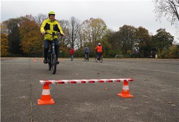 Die Teilnehmer des E-Bike-Kurses konnten den sicheren Umgang mit einem E-Bike an verschiedenen Stationen eines Parcours trainieren. Unter anderem galt es, vor einem Holzbrett abrupt abzubremsen.