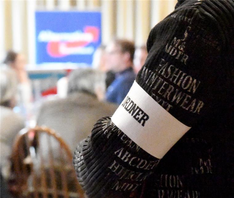 Die Teilnehmer des Landeparteitags der AfD wollten lieber unter sich bleiben. Medienvertreter wurden per Mehrheitsbeschluss bei vier Gegenstimmen ausgeschlossen. Foto Scheschonka