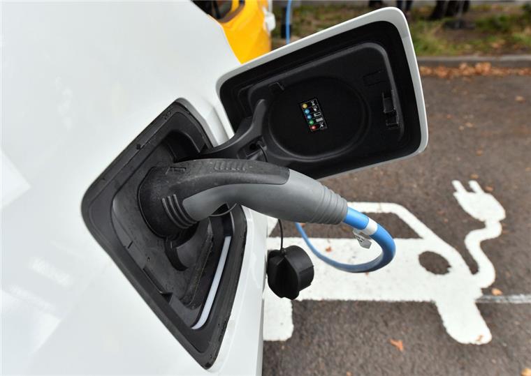 Elektroautos sind gefragt: Projekt im Landkreis Rotenburg kommt bei Bürgern an Die Teilnehmer des Landkreis-Projekts sind sich weitgehend einig: Die Elektroautos fahren sich gut, beim Aufladen aber gibt’s Potenzial.