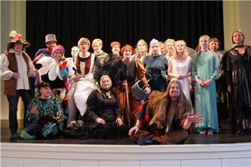 Die Teilnehmer des märchenhaften Tanztheaters schlüpfen in ganz unterschiedliche Rollen. 