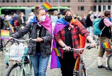 Die Teilnehmerinnen Anja (links) und Ash gehen im Rahmen des CSD (Christopher Street Day) mit ihren Fahrrädern über den Berliner Schützenplatz. 