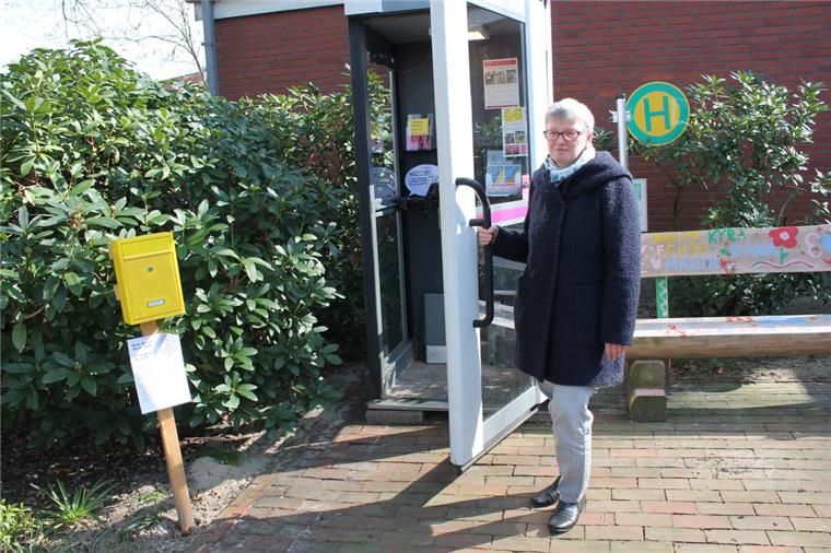 Die Telefonzelle neben der bunten Bank der Evangelischen Jugend in Debstedt hat’s in sich. Pastorin Christa Maschke freut sich auf Nutzer.