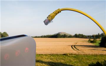 Die Telekom kündigt seinen Kunden in Schiffdorf den Anschluss ans schnelle Internet, weil EWE das Netz im Nahbereich ausbauen darf. Die Kunden können das nur schwer nachvollziehen. Dabei könnte sich die Telekom nach dem Ausbau ins schnelle EWE-Netz einklinken.