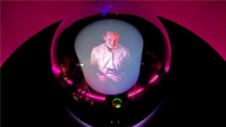 Die Telekom präsentiert auf der Mobilfunk-Messe Mobile World Congress in Barcelona einen Router mit Glaskugel, der Hologramm-Telefonie ermöglichen soll.