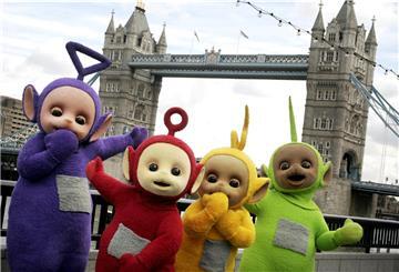 Die Teletubbies stehen vor der Londoner Tower Bridge.